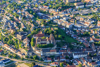 Breisacher Münster St. Stephan von Westen in Breisach am Rhein im Bundesland Baden-Württemberg, Deutschland