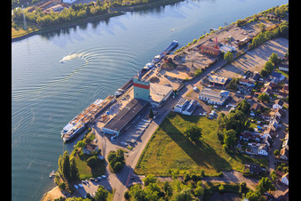 Hafenstraße am Rhein mit Lagerhaus Breisach in Breisach am Rhein im Bundesland Baden-Württemberg, Deutschland