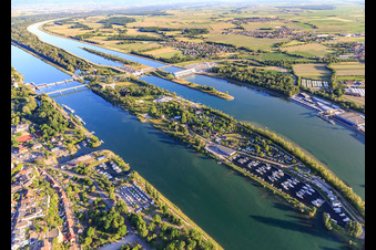 Rheininsel mit Schleuse, Rheinbrücke, Yachthafen in Vogelgrun im Bundesland Haut-Rhin, Frankreich