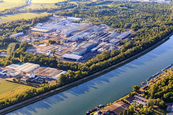 Rhenaroll SA und CONSTELLIUM am Rheinufer in Biesheim im Bundesland Haut-Rhin, Frankreich