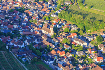 Winzerdorf im Kaiserstuhl mit Kirche St. Georg aus Westen im Ortsteil Achkarren in Vogtsburg im Kaiserstuhl im Bundesland Baden-Württemberg, Deutschland