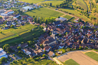 Kirche St. Johannes Baptist im Ortsteil Oberrotweil in Vogtsburg im Kaiserstuhl im Bundesland Baden-Württemberg, Deutschland