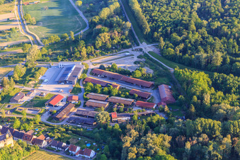 Gewerbegebiet Plonweg mit MST-Landtechnik,  Karl Schies GmbH und  Roger Bühner Motorradhandel im Ortsteil Burkheim in Vogtsburg im Kaiserstuhl im Bundesland Baden-Württemberg, Deutschland