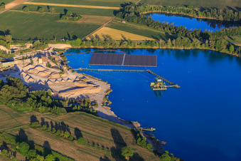 Luftaufnahme von Baggersee/Kiesgrube Wyhl mit schwimmender PV-Anlage der Hermann Uhl KG - Werk Wyhl-Ort in Wyhl am Kaiserstuhl im Bundesland Baden-Württemberg, Deutschland