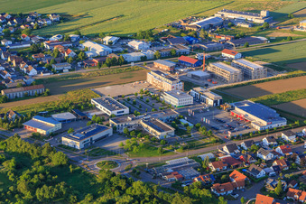Gewerbegebiet mit Bürgerhaus Rheinhausen, Pflege im Generationenhaus St. Josef | Der Schwesternverband und REWE im Ortsteil Oberhausen im Bundesland Baden-Württemberg, Deutschland