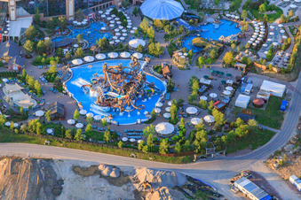 Schrägluftbild von Svalgurok, Spiralrok - Spiral-Rutsche und Slalomrok - wilde Slalom-Rutsche im Rulantica im Europapark Rust im Bundesland Baden-Württemberg, Deutschland