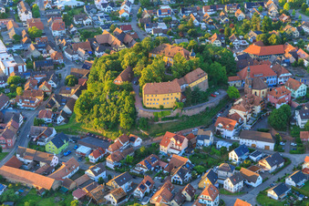Luftbild von Schloss und Schlosskirche Mahlberg im Bundesland Baden-Württemberg, Deutschland