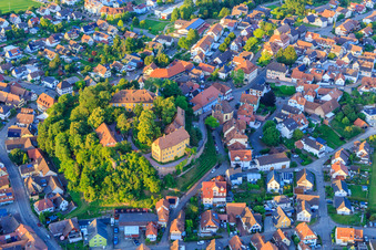 Schrägluftbild von Schloss und Schlosskirche Mahlberg im Bundesland Baden-Württemberg, Deutschland