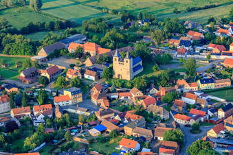 Luftbild von Kirche am Kirchberg im Ortsteil Frose in Seeland im Bundesland Sachsen-Anhalt, Deutschland