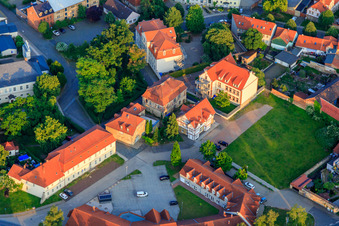 Luftbild von Domäne und Grundschule Prinzenhaus im Ortsteil Hoym in Seeland im Bundesland Sachsen-Anhalt, Deutschland