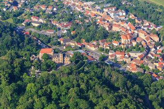 Ortsansicht aus Nordosten mit Stadtkirche St. Georg in Mansfeld im Bundesland Sachsen-Anhalt, Deutschland