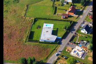 Flachdachvilla mit Pool und hoher Hecke in Klostermansfeld im Bundesland Sachsen-Anhalt, Deutschland