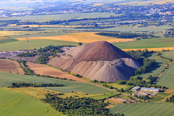 Agrargenossenschaft Volkstedt e.G vor der Halde "Fortschrittschacht" von Norden in Eisleben im Bundesland Sachsen-Anhalt, Deutschland