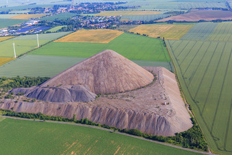 Pyramide der Mansfelder Landes - Schieferhalde im Ortsteil Hübitz in Gerbstedt im Bundesland Sachsen-Anhalt, Deutschland