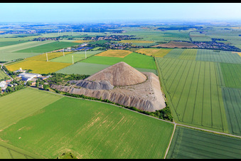 Pyramide der Mansfelder Landes - Schieferhalde aus Südosten im Ortsteil Hübitz in Gerbstedt im Bundesland Sachsen-Anhalt, Deutschland