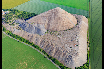 Luftaufnahme von Pyramide der Mansfelder Landes - Schieferhalde aus Südosten im Ortsteil Hübitz in Gerbstedt im Bundesland Sachsen-Anhalt, Deutschland