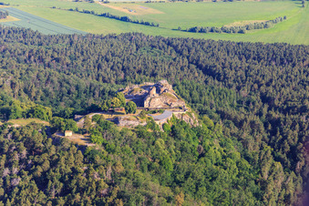 Burg und Festung Regenstein in Blankenburg im Bundesland Sachsen-Anhalt, Deutschland aus der Luft betrachtet