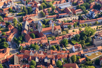 Luftbild von Liebfrauenkirche (Ev.-reformierte Gemeinde) am Domplatz im Ortsteil Diocese Halberstadt im Bundesland Sachsen-Anhalt, Deutschland