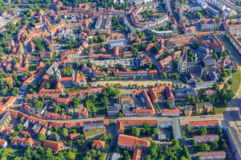 Luftbild von Domplatz mit Dom und Domschatz Halberstadt und Liebfrauenkirche (Ev.-reformierte Gemeinde) im Ortsteil Diocese Halberstadt im Bundesland Sachsen-Anhalt, Deutschland