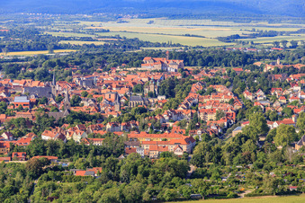 Luftbild von Stadtansicht aus Nordosten mit Dom Stiftskirche St. Servatii in Quedlinburg im Bundesland Sachsen-Anhalt, Deutschland