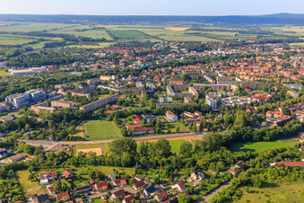 Fichtenstraße mit Bolzplatz an der Berufsbildenden Schule in Quedlinburg im Bundesland Sachsen-Anhalt, Deutschland