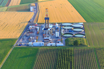 Bohrgelände des Tiefenbohrplatz V20 von  Vercana GmbH für Vulcan Energy am Schleidberg zur Förderung von Geothermie und Lithium in Insheim im Bundesland Rheinland-Pfalz, Deutschland von oben gesehen