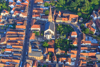 Katholische Kirche Sankt Nikolaus und Evangelische Kirche Bellheim an der Hauptstr im Bundesland Rheinland-Pfalz, Deutschland