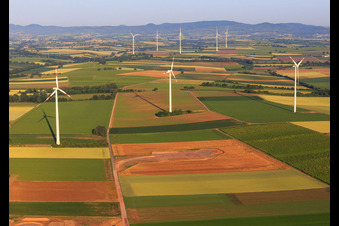 Repowering Windpark Minfeld. JUWI ersetzt vier Altanlagen (GE 1.5) aus 2004 durch zwei neue, modernen Anlagen vom Typ Vestas V162 mit je sechs Megawatt im Bundesland Rheinland-Pfalz, Deutschland