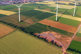 Luftbild von Repowering Windpark Minfeld. JUWI ersetzt vier Altanlagen (GE 1.5) aus 2004 durch zwei neue, modernen Anlagen vom Typ Vestas V162 mit je sechs Megawatt in Kandel im Bundesland Rheinland-Pfalz, Deutschland