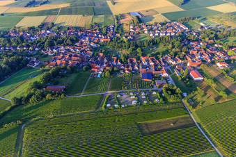 Luftaufnahme von Dorfansicht am Morgen aus Norden mit Wohnmobilstellplatz des Weinhaus Geiger in Dierbach im Bundesland Rheinland-Pfalz, Deutschland