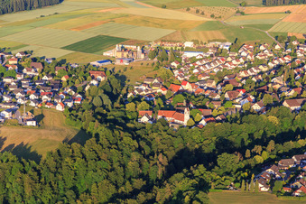 Dormitte mit Kirche St. Jakobus im Ortsteil Herrenzimmern in Bösingen im Bundesland Baden-Württemberg, Deutschland