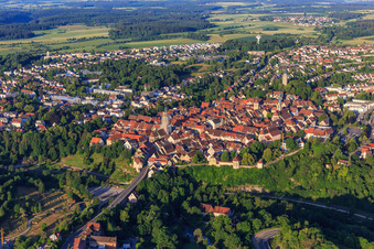 Historische Altstadt von Osten mit Stadtmauer, Pulverturm in Rottweil im Bundesland Baden-Württemberg, Deutschland