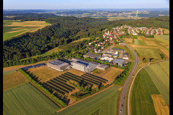 Luftbild von Freifächen-PV-Anlage am Industriegebiet Eferenstraße mit rio-sys und Gebr. Schwarz GmbH im Ortsteil Neukirch in Rottweil im Bundesland Baden-Württemberg, Deutschland