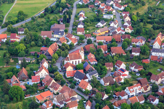 St. Georgs Kirche in der Dorfmitte im Ortsteil Erzingen in Balingen im Bundesland Baden-Württemberg, Deutschland