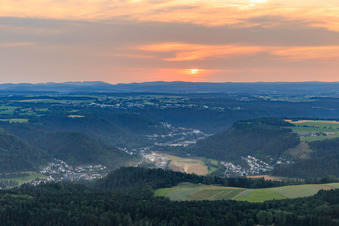 Neckartal aus Südosten am Abend im Ortsteil Altoberndorf in Oberndorf am Neckar im Bundesland Baden-Württemberg, Deutschland