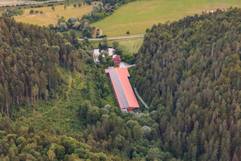 Landwirtschafliche Halle im Schenkbachtal in Epfendorf im Bundesland Baden-Württemberg, Deutschland