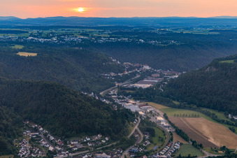 Luftbild von Neckartal aus Südosten am Abend im Ortsteil Altoberndorf in Oberndorf am Neckar im Bundesland Baden-Württemberg, Deutschland