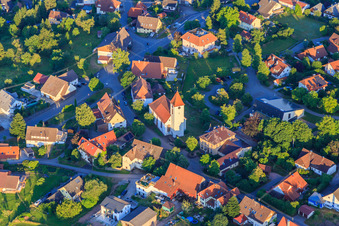Kirche und Evang. Kindergarten "Schwalben-Nest" in der Ortsmitte im Ortsteil Weiler in Königsfeld im Schwarzwald im Bundesland Baden-Württemberg, Deutschland