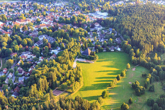 Ortsansicht aus Nordosten mit Kirche St. Peter und Paul in Königsfeld im Schwarzwald im Bundesland Baden-Württemberg, Deutschland