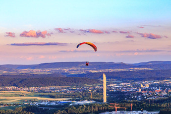 Paragleiter vor dem TK Elevator Testturm in Rottweil im Bundesland Baden-Württemberg, Deutschland