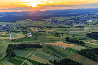 Luftbild von Sonnenuntergang überm Schwarzwald mit Windkraftanlagen im Ortsteil Waldmössingen in Schramberg im Bundesland Baden-Württemberg, Deutschland