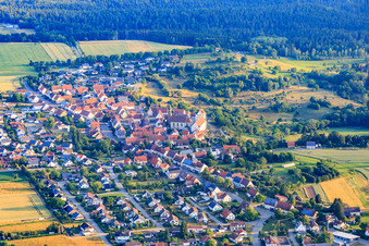 Historischer Ortskern von Süden mit Kirche St. Markus, Kloster und Grundschule im Ortsteil Binsdorf in Geislingen im Bundesland Baden-Württemberg, Deutschland