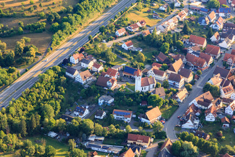 Ortsansicht mit Kirche St. Peters aus Süden diesseits der B27 im Ortsteil Engstlatt in Balingen im Bundesland Baden-Württemberg, Deutschland