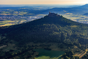 Luftbild von Burg Hohenzollern von Süden im Ortsteil Zimmern in Bisingen im Bundesland Baden-Württemberg, Deutschland