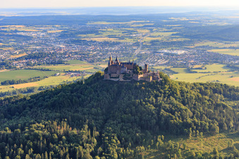 Luftaufnahme von Burg Hohenzollern von Süden im Ortsteil Zimmern in Bisingen im Bundesland Baden-Württemberg, Deutschland