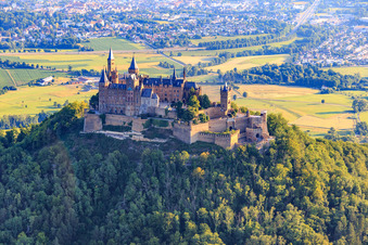 Schrägluftbild von Burg Hohenzollern von Süden im Ortsteil Zimmern in Bisingen im Bundesland Baden-Württemberg, Deutschland