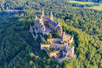 Luftaufnahme von Burg Hohenzollern von Südosten im Ortsteil Zimmern in Bisingen im Bundesland Baden-Württemberg, Deutschland