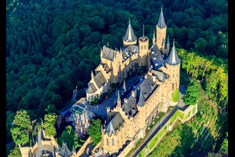Burg Hohenzollern von Südosten im Ortsteil Zimmern in Bisingen im Bundesland Baden-Württemberg, Deutschland aus der Luft