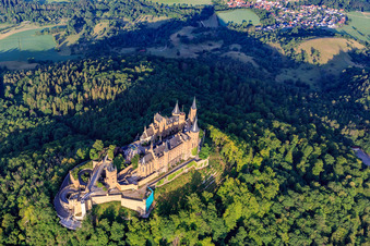Burg Hohenzollern von Südosten im Ortsteil Zimmern in Bisingen im Bundesland Baden-Württemberg, Deutschland von oben gesehen