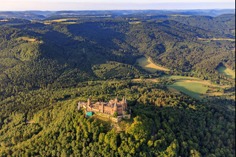 Luftaufnahme von Burg Hohenzollern von Norden im Ortsteil Boll in Hechingen im Bundesland Baden-Württemberg, Deutschland